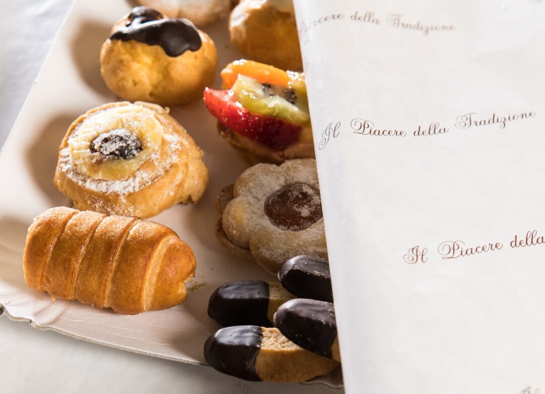 La carta pelleaglio di Adercarta è l’incarto perfetto per pasticcerie, gelaterie e bar. Morbida, sicura e personalizzabile, assicura la freschezza di ogni tuo prodotto.