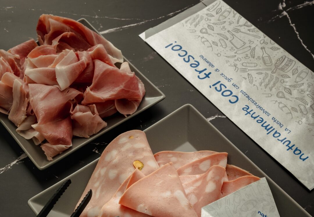 La linea Metal unisce sostenibilità e design personalizzabile per una shelf life aumentata. Scopri i sacchetti per alimenti freschi Adercarta.